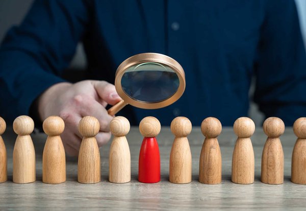 Quelles compétences sont essentielles pour exceller en tant que spécialiste en stratégie de contenu pour les médias sociaux dans le secteur de la santé ?