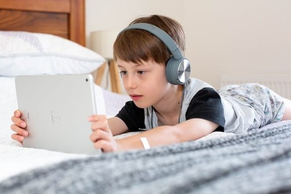 Quelles stratégies pour enseigner l'importance du respect de l'environnement aux enfants à travers des activités quotidiennes ?