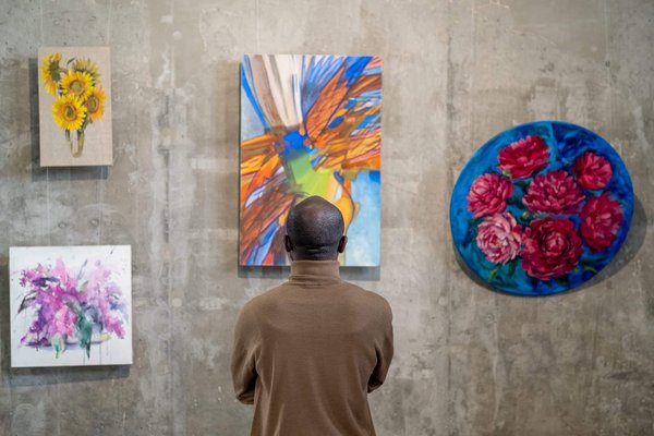 Comment organiser une exposition sur l'art du verre soufflé contemporain ?