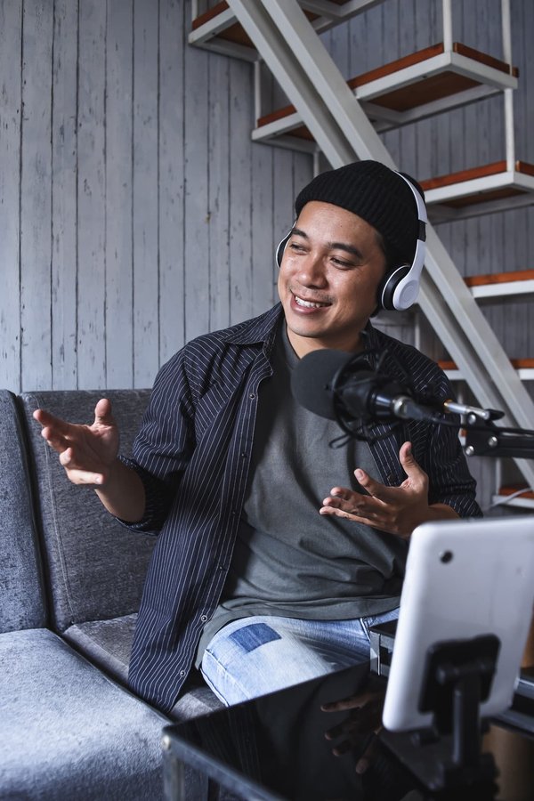 Quels sont les meilleurs moyens de produire une série de podcasts sur les traditions musicales du Moyen-Orient ?